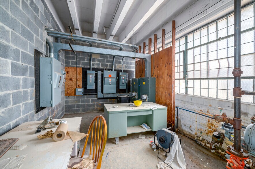 More Photos Of 2240 25th Pl NE, Washington Warehouse For Sale