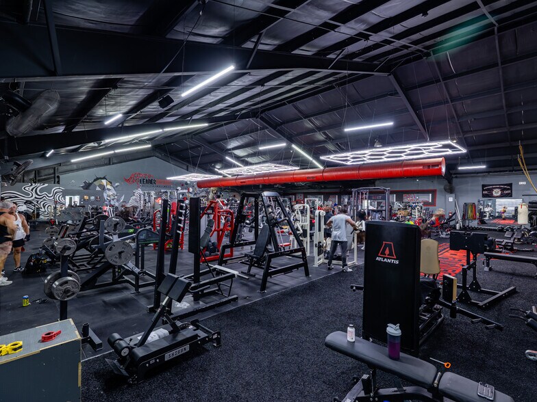 More Photos Of 321 S Persimmon St, Tomball Manufacturing For Lease