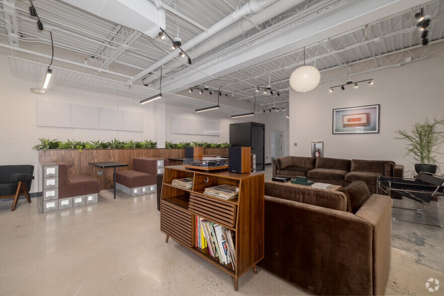 More Photos Of 900 Pressley Rd, Charlotte Warehouse For Lease