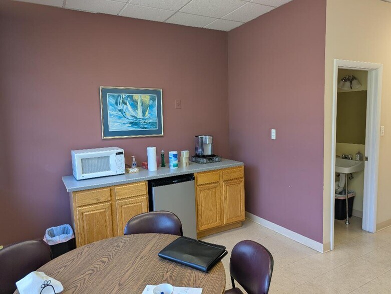 More Photos Of 341 Fairfield Rd, Freehold Warehouse For Lease