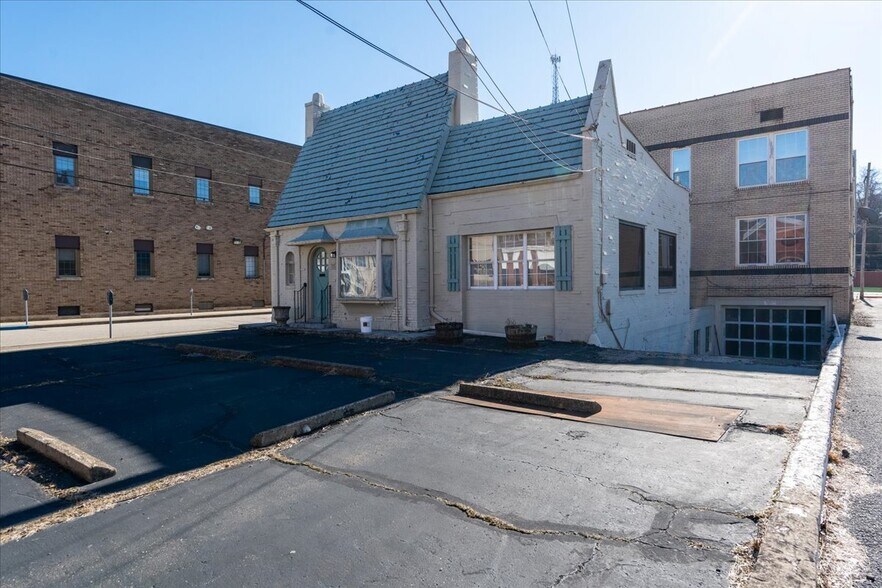 Primary Photo Of 926 Market St, Parkersburg Office Residential For Sale