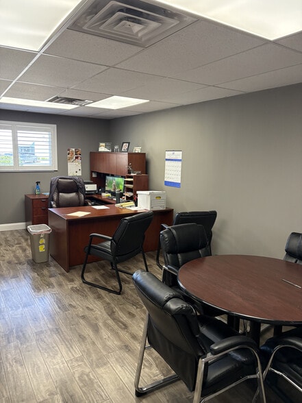 More Photos Of 1818 Scherer Pky, Saint Charles Warehouse For Sale