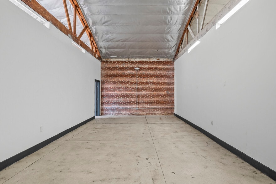 More Photos Of 236 W 18th St, Los Angeles Warehouse For Sale