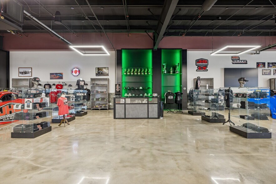 More Photos Of 702 Woodland St, Columbia Showroom For Sale