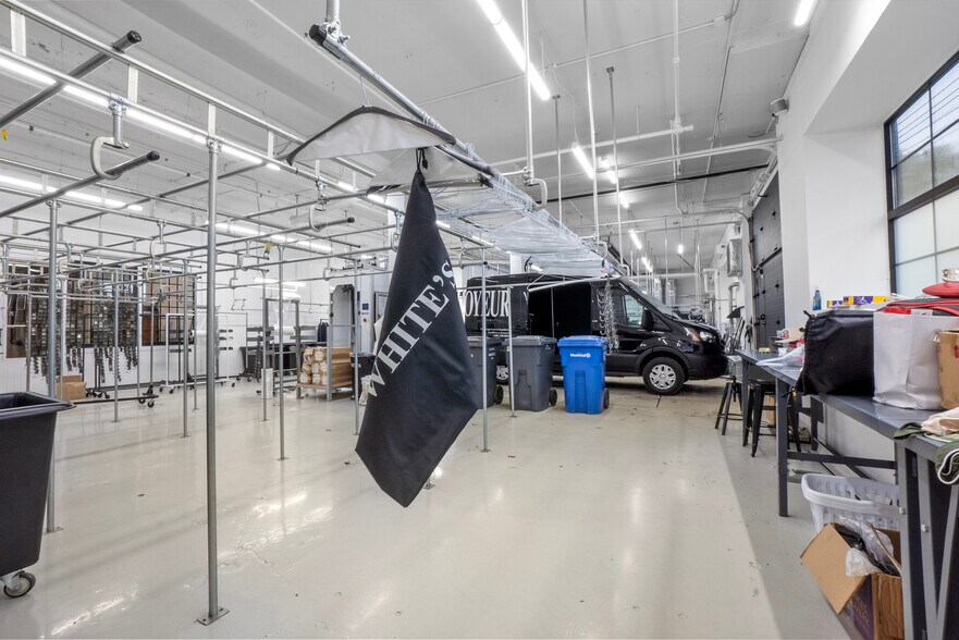 More Photos Of 2425-2455 Rue Desautels, Montréal Flex For Lease