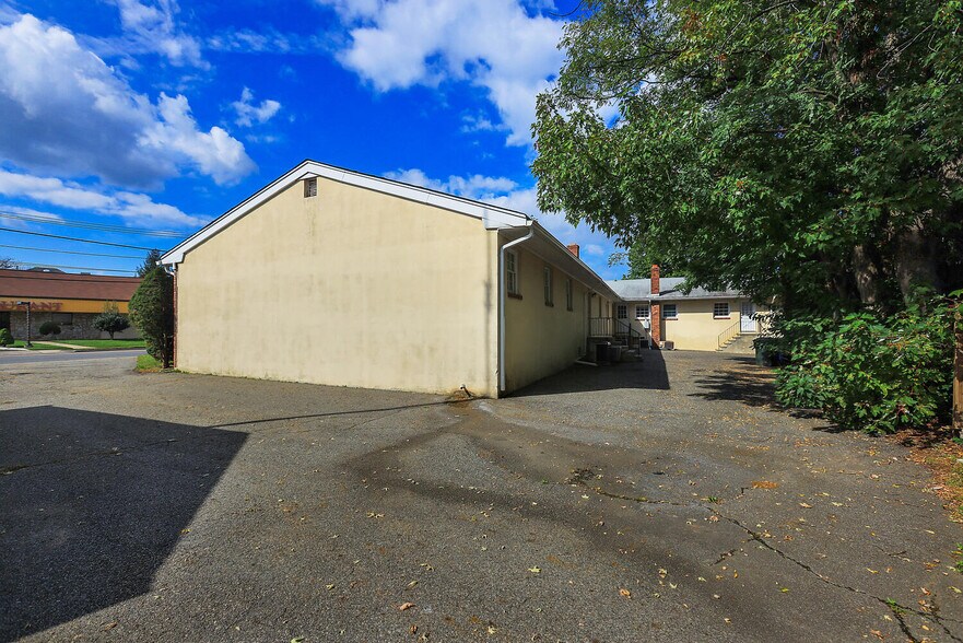 More Photos Of 676 Amboy Ave, Woodbridge Medical For Lease