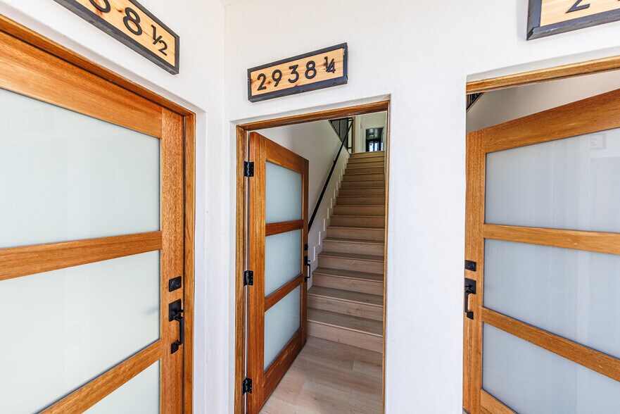 More Photos Of 2938 S Sycamore Ave, Los Angeles Apartments For Sale