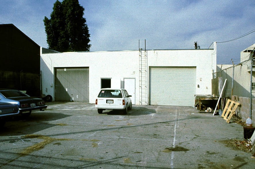 More Photos Of 8756 Amigo Ave, Northridge Manufacturing For Lease