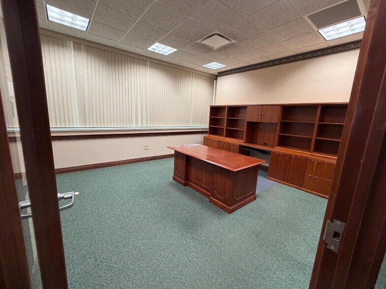 More Photos Of 300 Southtown Blvd, Owensboro Office For Lease