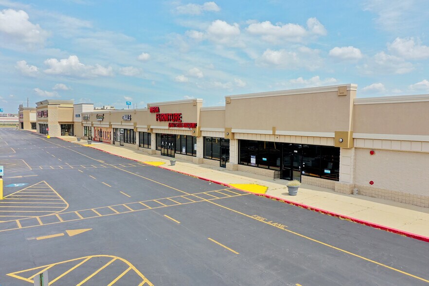 More Photos Of 1194 N Kinzie Ave, Bradley General Retail For Lease