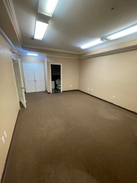 More Photos Of 180 Ferry St, Newark Storefront Retail Office For Lease