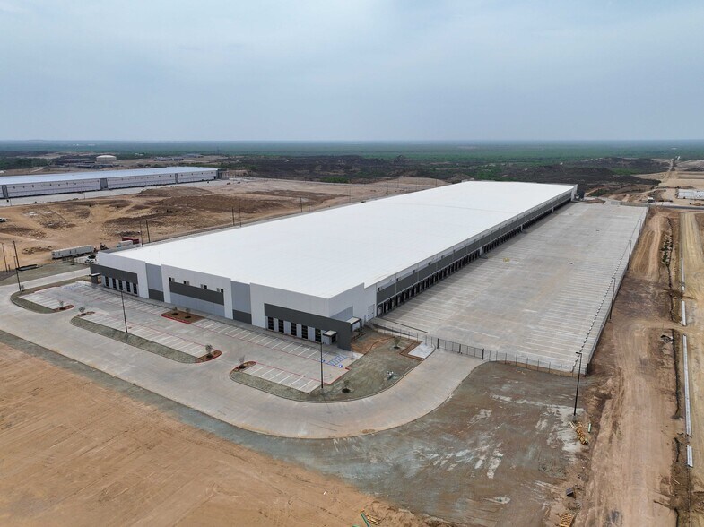 More Photos Of 21540 Kraus Lp, Laredo Warehouse For Lease