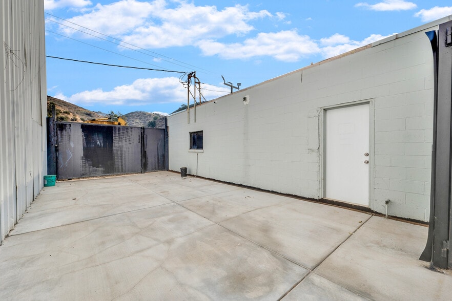 More Photos Of 23045 Drayton St, Santa Clarita Warehouse For Sale