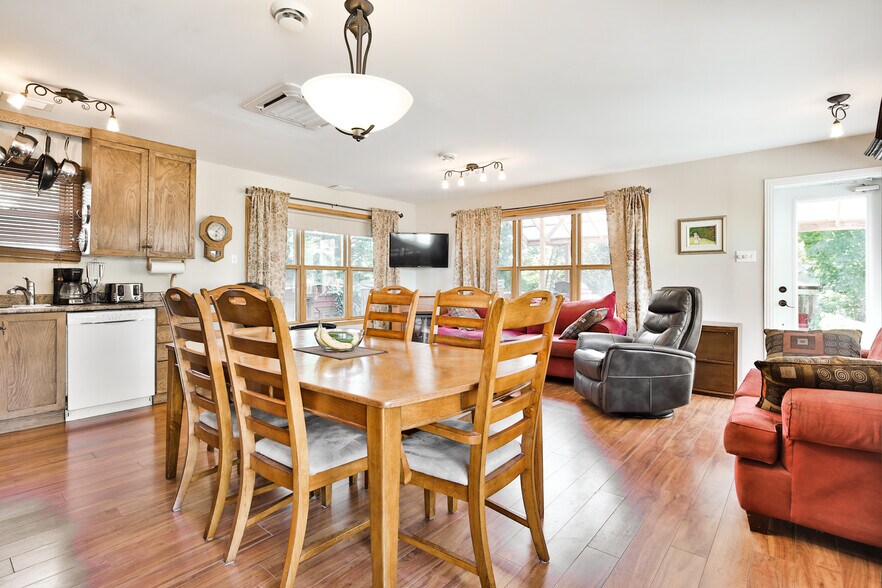 More Photos Of 2130 Av Bourgogne, Chambly Office For Sale