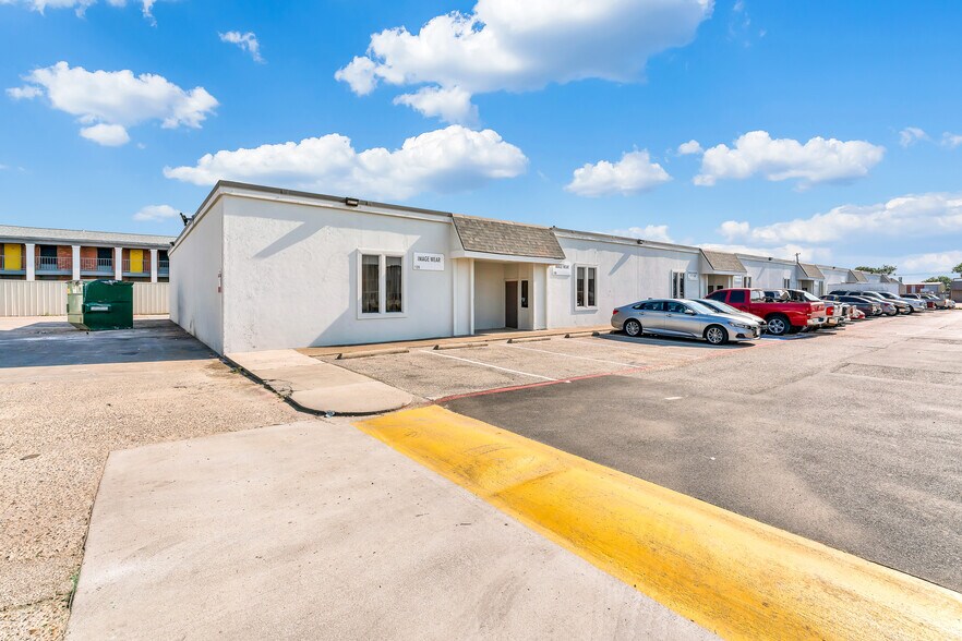 More Photos Of 10911 Dennis Rd, Dallas Unknown For Lease