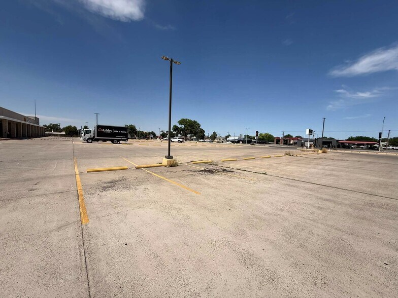 More Photos Of 1000 S Main St, Roswell Freestanding For Sale