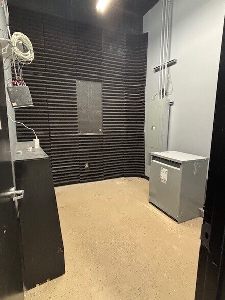 More Photos Of 551-651 Romence Rd, Portage Unknown For Lease