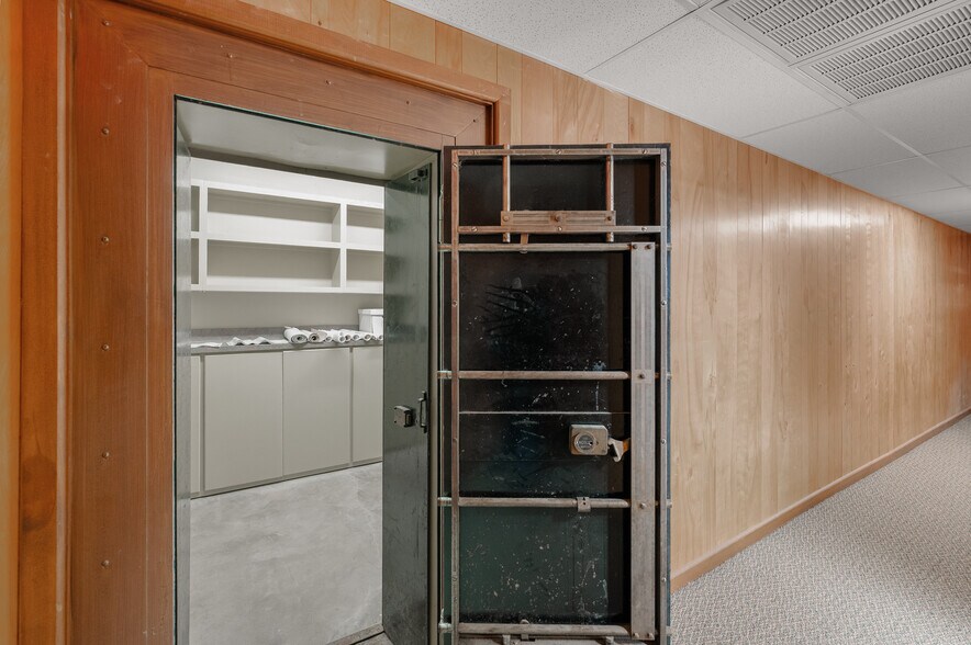 More Photos Of 531 W Main St, Denison Office For Sale