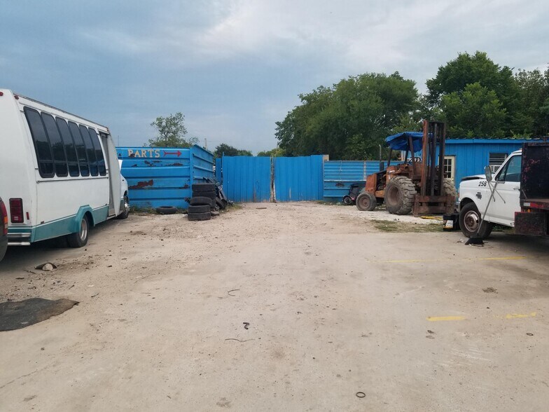 More Photos Of 5028 Fuqua Gardens Vw, Houston Manufacturing For Sale