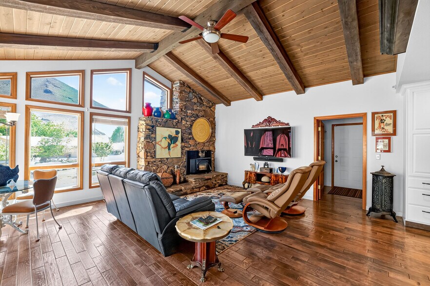 More Photos Of 420-422 Main Street St, Riggins Specialty For Sale