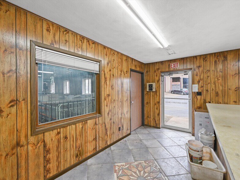 More Photos Of 1000 Century Cir, Dubuque Flex For Lease
