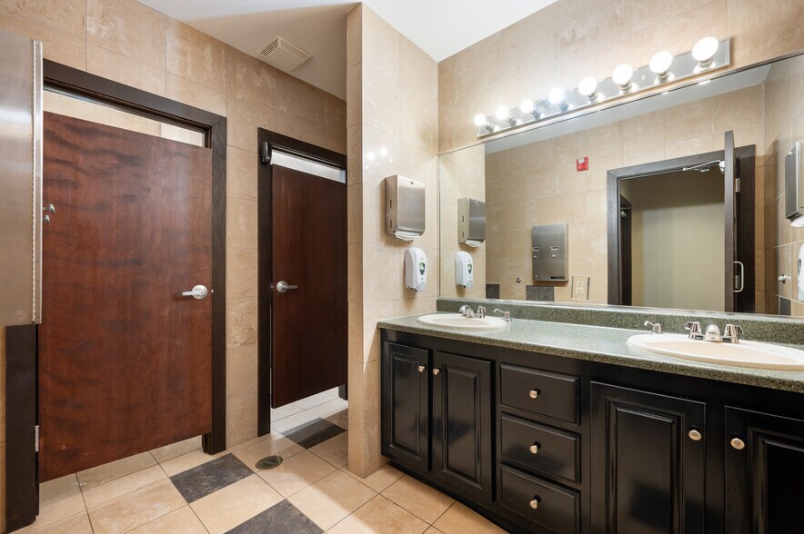 More Photos Of 108 S Walnut St, Muncie Office For Sale