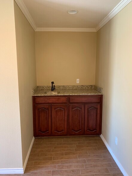 More Photos Of 5424 W Oak St, Palestine Showroom For Lease