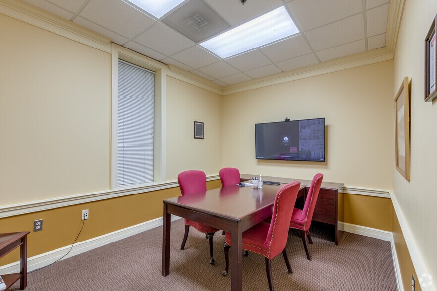 More Photos Of 13875 Hedgewood Dr, Woodbridge Medical For Lease