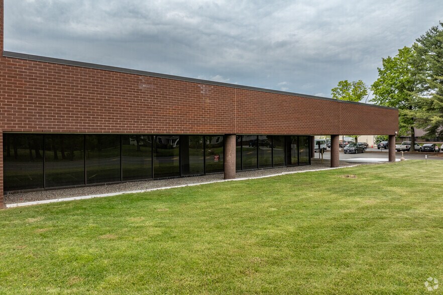 More Photos Of 120 Clyde Rd, Somerset Warehouse For Lease