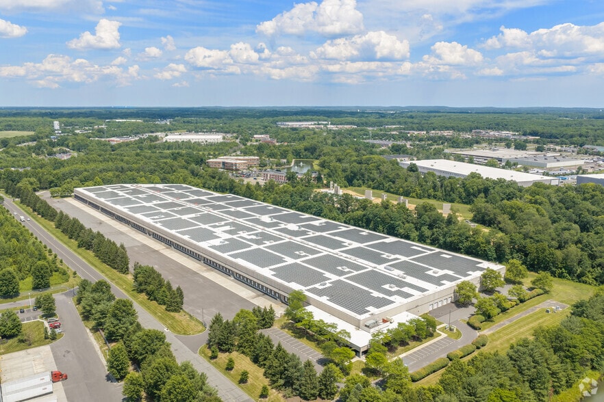 More Photos Of 400 Cabot Dr, Hamilton Distribution For Lease