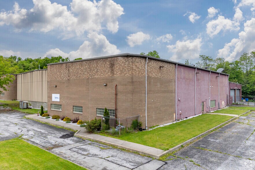 More Photos Of 40 Commercial Ave, Middletown Warehouse For Lease