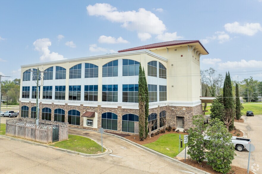 More Photos Of 360 Simpson Highway 149, Magee Office For Lease