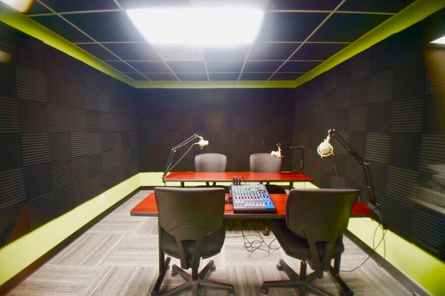 More Photos Of 7001 N Locust St, Gladstone Coworking Space