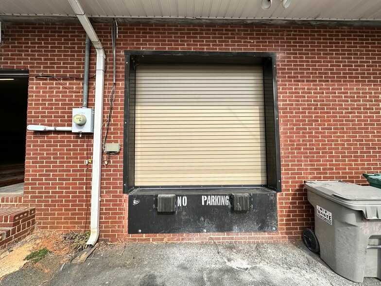 More Photos Of 106 E Main St, Rockwell Storefront Retail Office For Lease