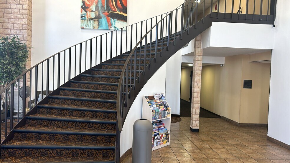 More Photos Of 11 Des Moines Ave, South Hutchinson Hotel For Sale