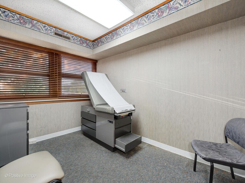 More Photos Of 9631 Gross Point Rd, Skokie Medical For Sale