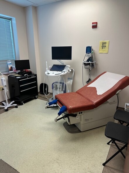 More Photos Of 19785 Crystal Rock Dr, Germantown Medical For Lease