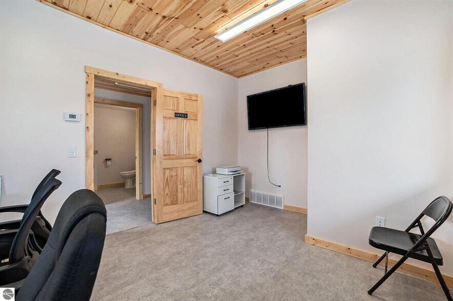 110 W Park Dr, Kalkaska, MI 49646 Service For Sale