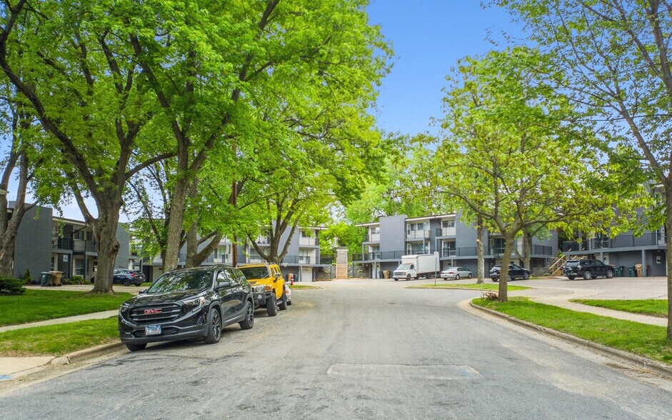 More Photos Of 1109 Catalpa Cir, Madison Multifamily For Sale