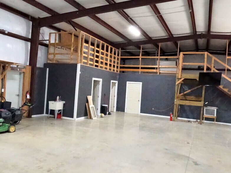 More Photos Of 403 N Donation St, Tioga Flex For Sale