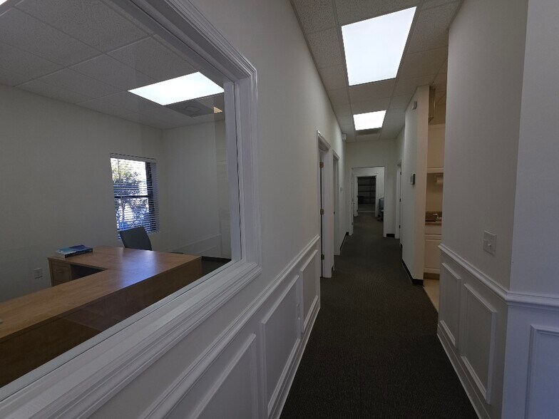 More Photos Of 39 Persimmon St, Bluffton Flex For Lease