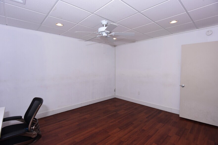 More Photos Of 7120-7122 Topanga Canyon Blvd, Canoga Park Office For Sale