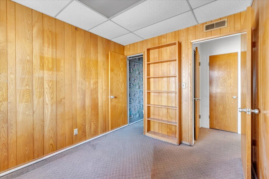 More Photos Of 18032 Ventura Blvd, Encino Medical For Lease