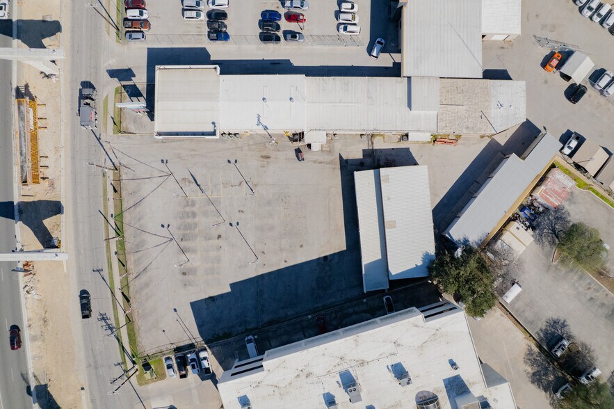 More Photos Of 9600 N I-35, San Antonio Showroom For Lease