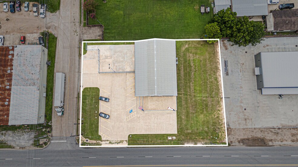 More Photos Of 110 N Walker St, Angleton Warehouse For Lease