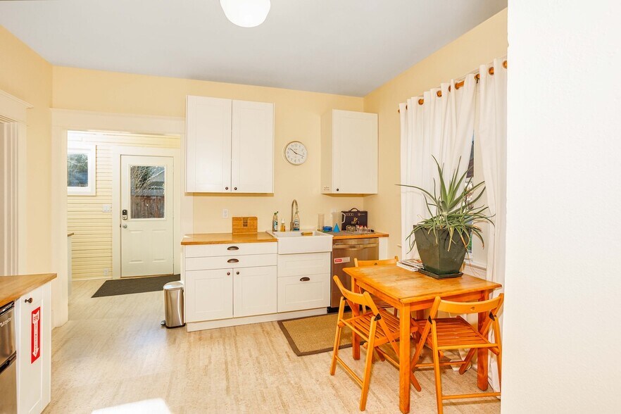 More Photos Of 510 NE Dekum St, Portland Office For Sale