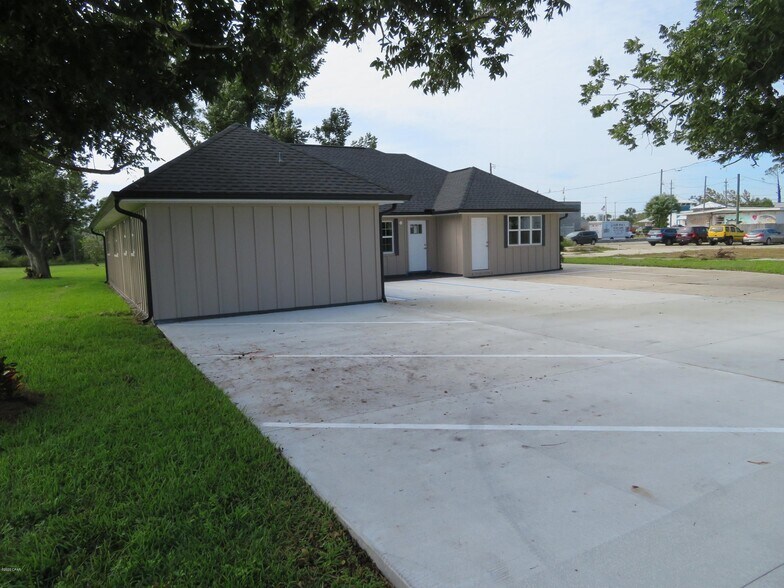 More Photos Of 5618 Lilly St, Panama City Office For Lease