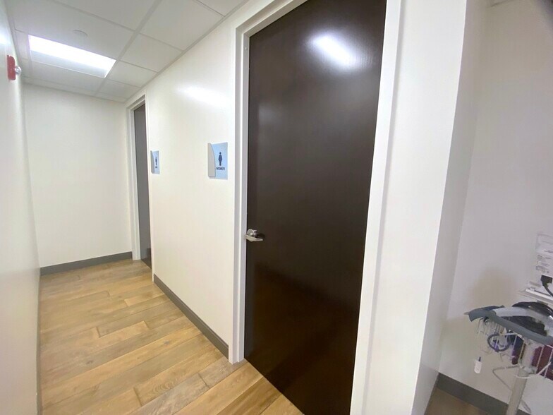 More Photos Of 1105-1129 Saxon Blvd, Orange City Office For Sale