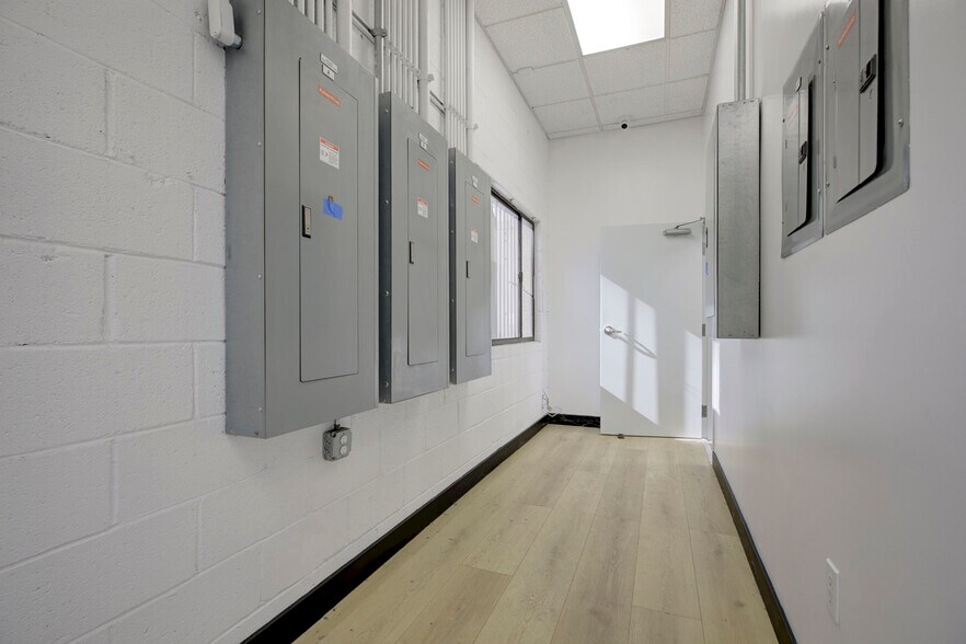 More Photos Of 18417 Bryant St, Northridge Service For Sale