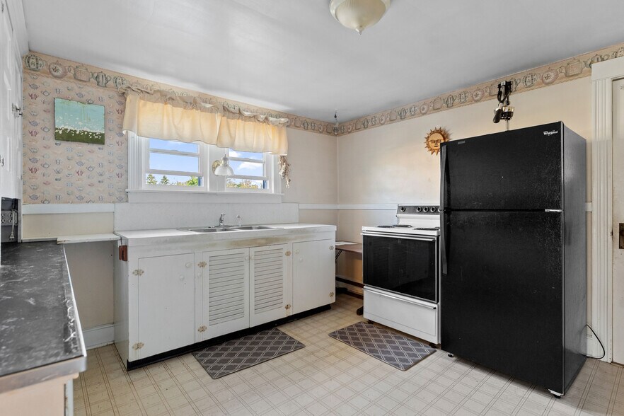 More Photos Of 150 Main St, Johnson City Medical For Sale